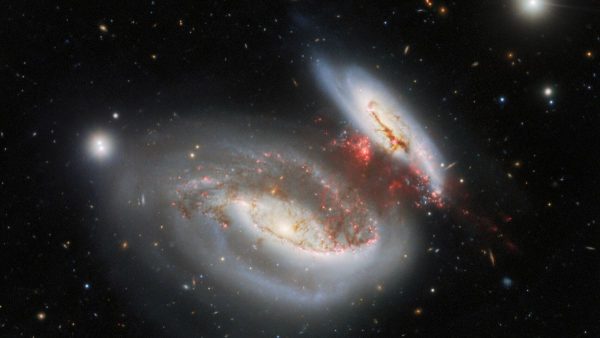 Taffy Galaksileri olarak adlandırılan UGC 12914 ve UGC 12915'in bu göz kamaştırıcı görüntüsü Gemini Kuzey Teleskobu tarafından yakalandı. Bükülmüş kozmik kelebek görünümleri bu görüntüdeki durumlarından 25 milyon yıl önce gerçekleşen kafa kafaya çarpışmalarının sonucudur.